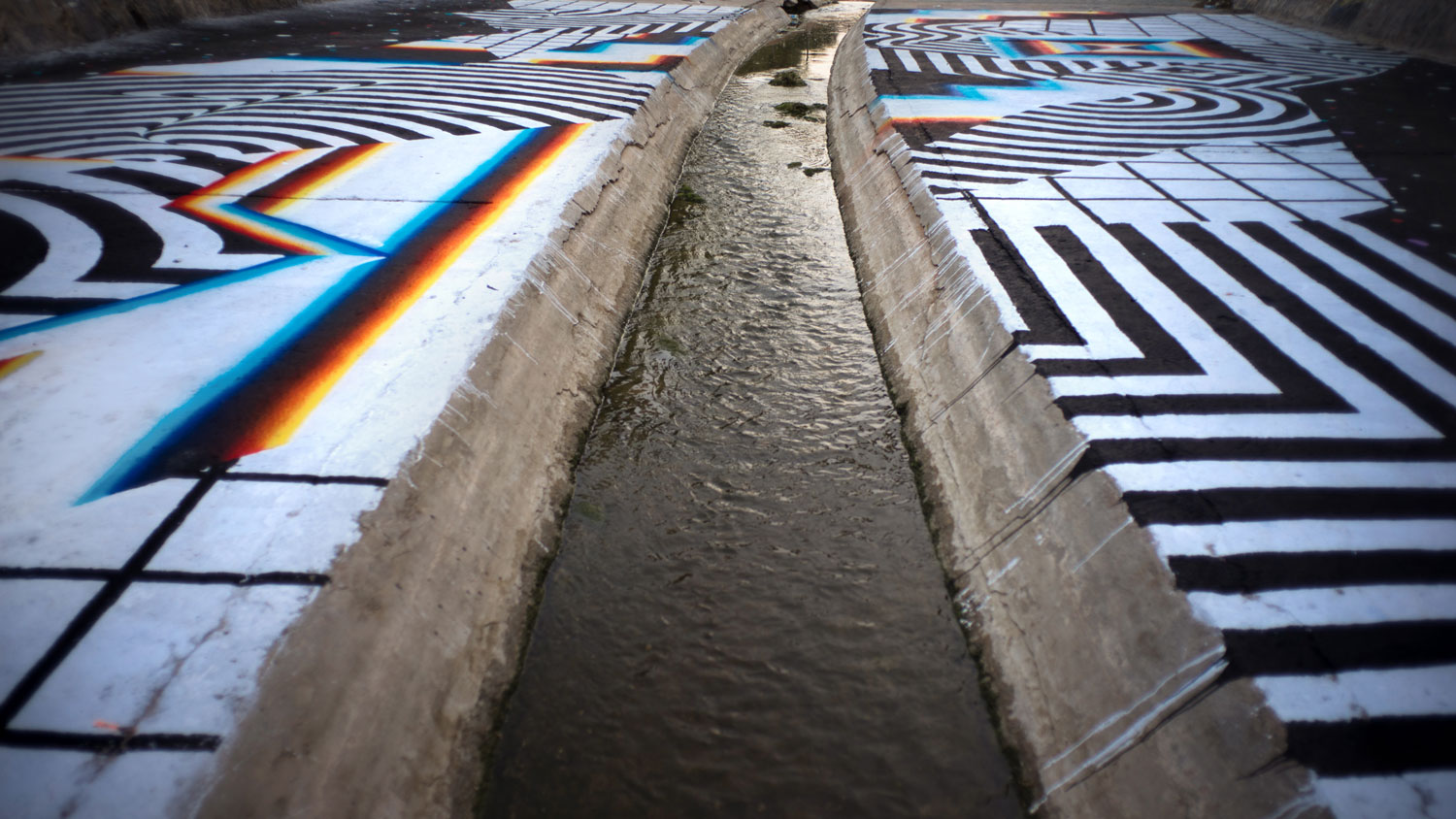 Proyecto Víbora, 2008 — Detalle: el borde de cada franja se desdobla en rojo-azul.