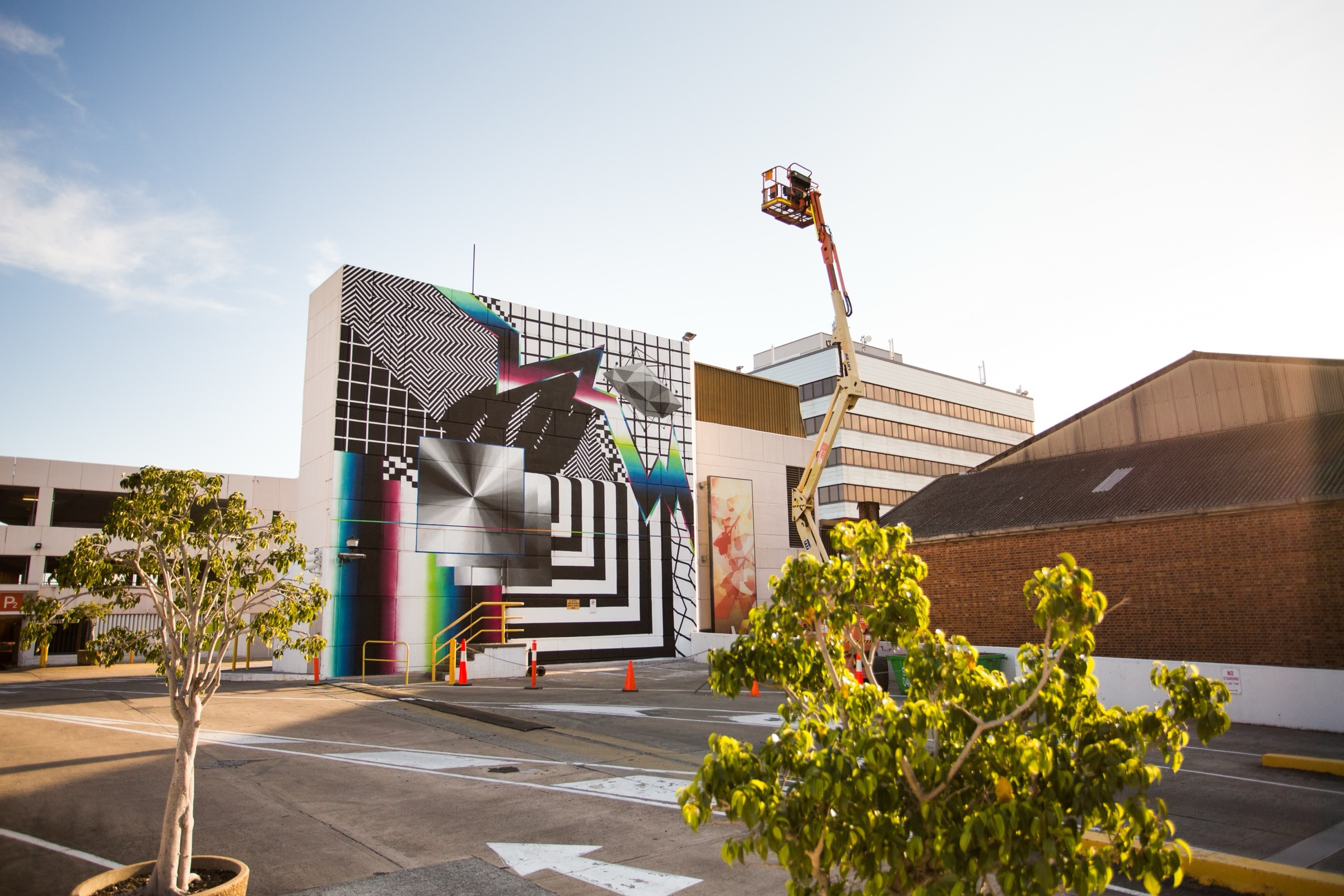 Optichromie Wollongong, 2015 — El muro en su contexto, desde el parking.