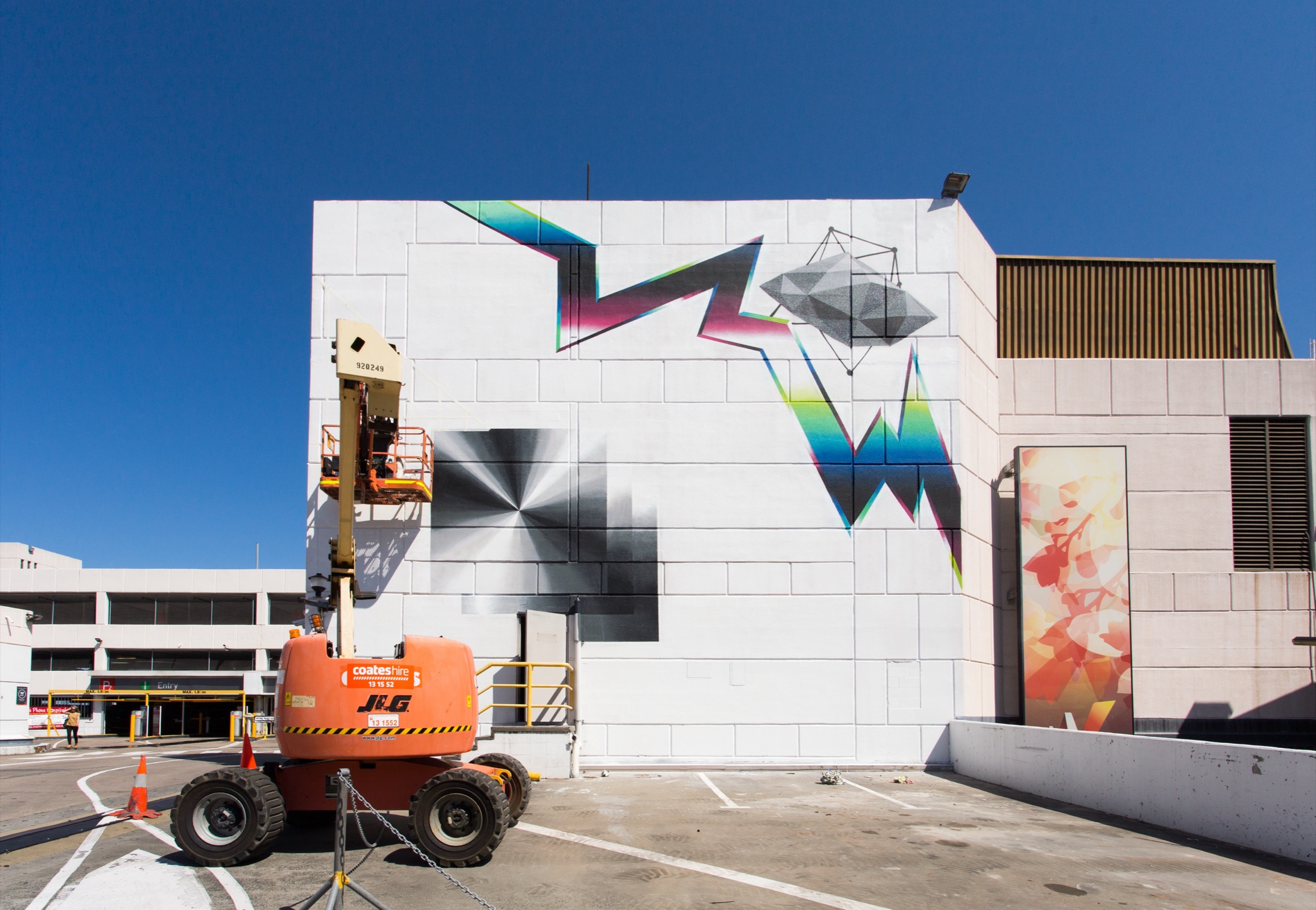 Optichromie Wollongong, 2015 — El arranque: la grúa contra el muro en blanco.