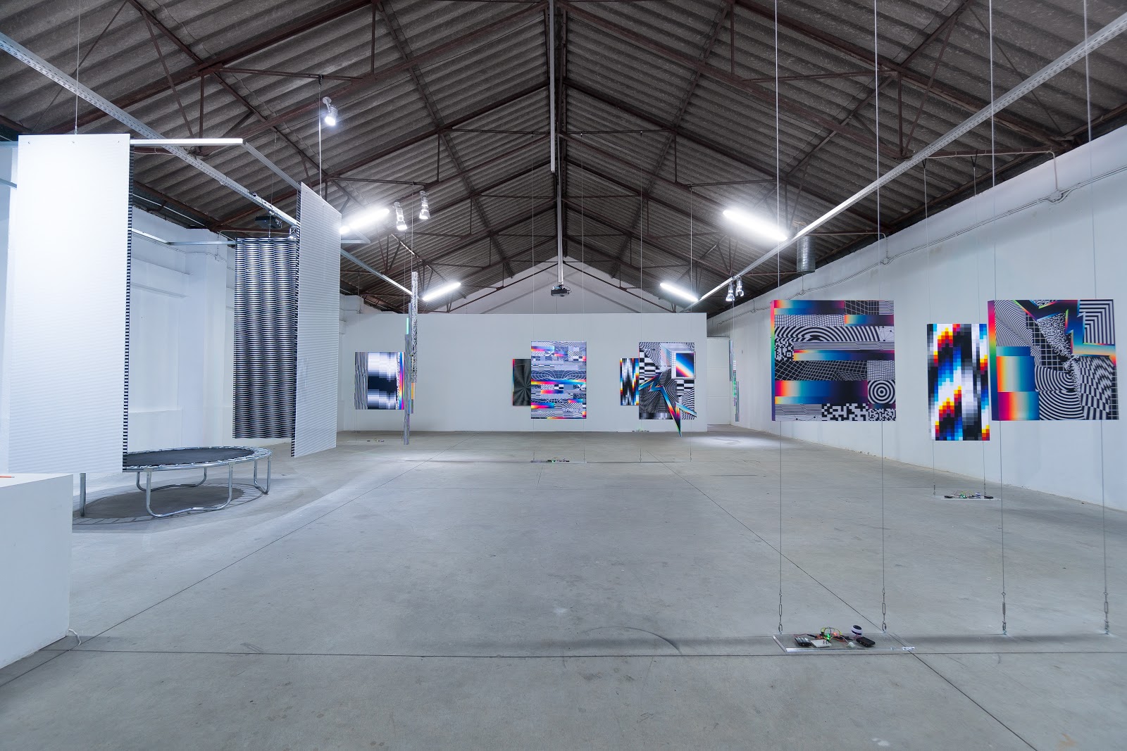 Artifact to Human Communication — vista de sala (artifact-to-human-communication-2017-2.jpg)