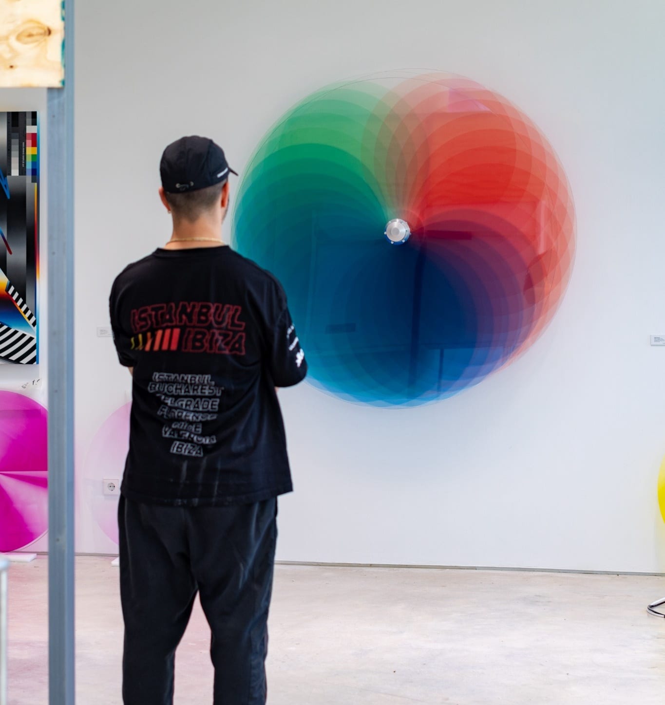 Del color en el arte (Coloramas) — vista de sala (del-color-en-el-arte-coloramas-2026-2.jpg)