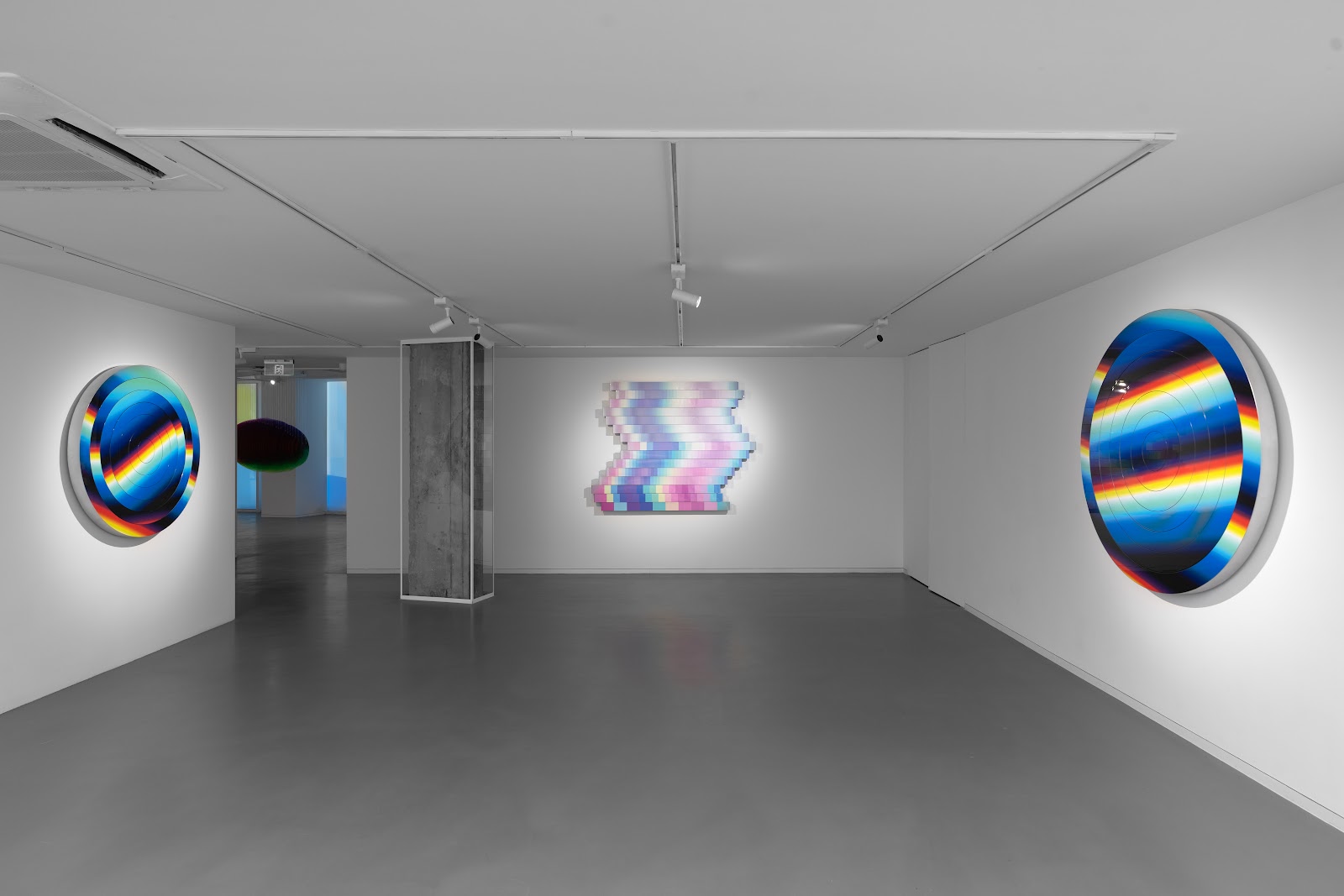 Diagonal Reading, Stroboscopic Attention, yet, Profound Oneness — vista de sala (diagonal-reading-stroboscopic-attention-yet-profound-oneness-2023-2.jpg)