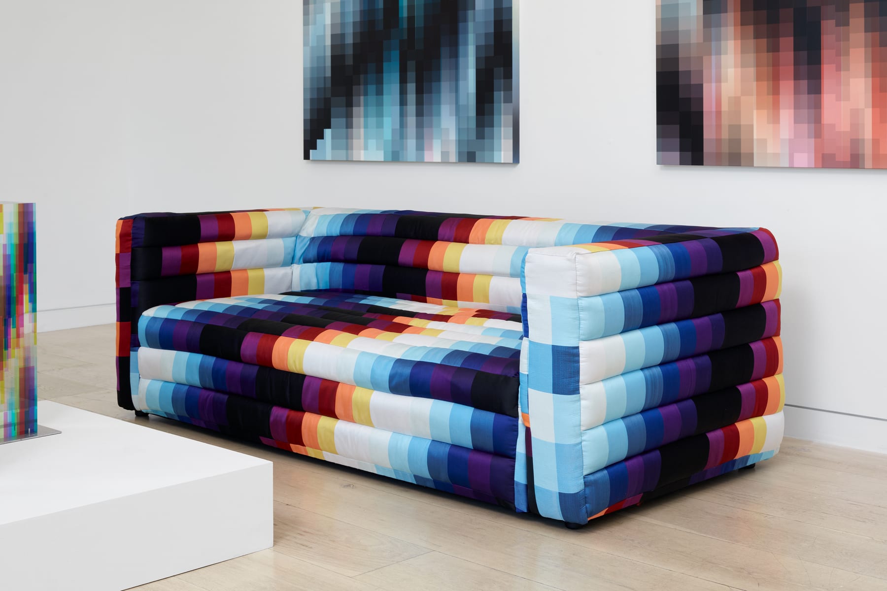 Etai & Felipe Pantone: Parallel Practices — Tailored Structures & Kinetic Surfaces — vista de sala (etai-felipe-pantone-parallel-practices-tailored-structures-kinetic-surfaces-2026-5.jpg)