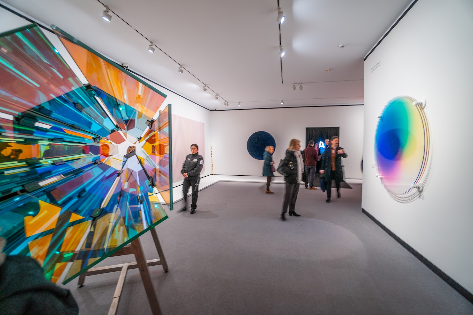 Lo tienes que ver. La autonomía del color en el arte abstracto — vista de sala (lo-tienes-que-ver-la-autonomia-del-color-en-el-arte-abstracto-2025-5.jpg)