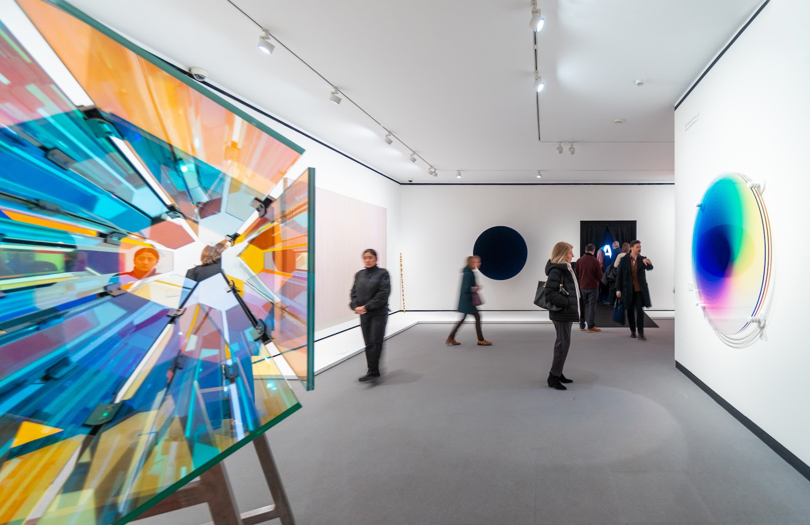 Lo tienes que ver. La autonomía del color en el arte abstracto — vista de sala (lo-tienes-que-ver-la-autonomia-del-color-en-el-arte-abstracto-2025-7.jpg)