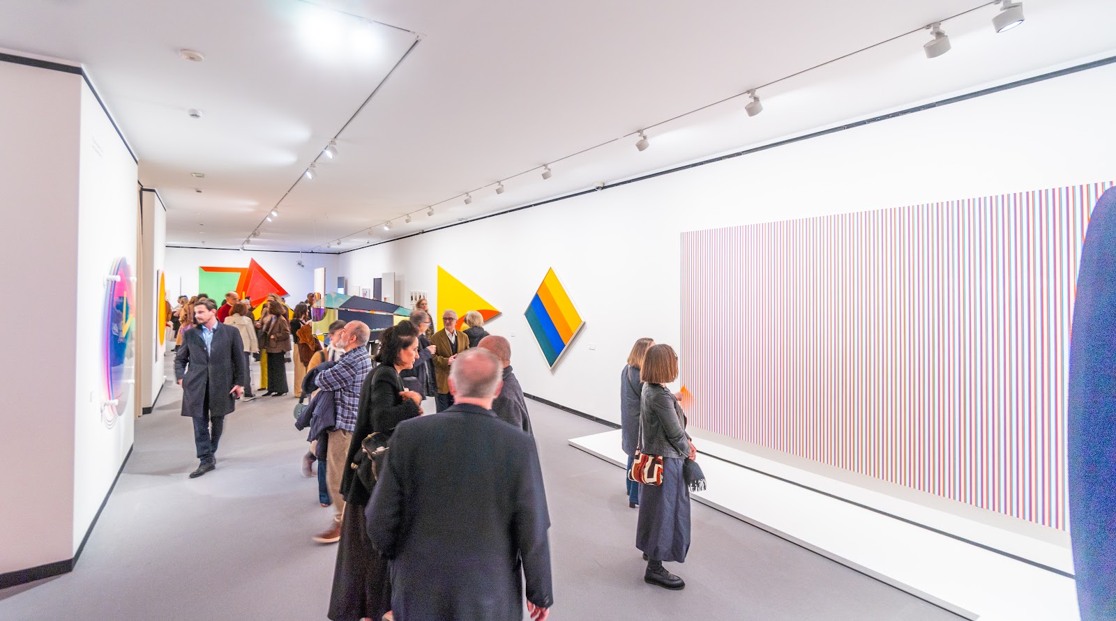 Lo tienes que ver. La autonomía del color en el arte abstracto — vista de sala (lo-tienes-que-ver-la-autonomia-del-color-en-el-arte-abstracto-2025-8.jpg)