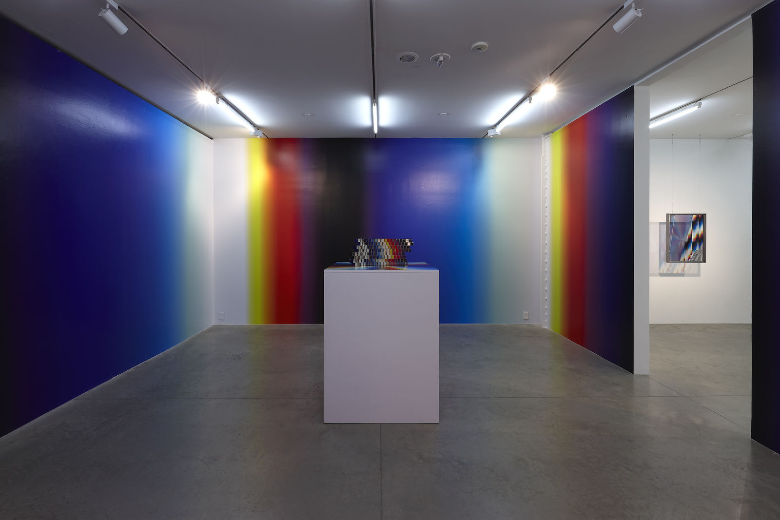 Metallic Contact — vista de sala (metallic-contact-2022-2.jpg)