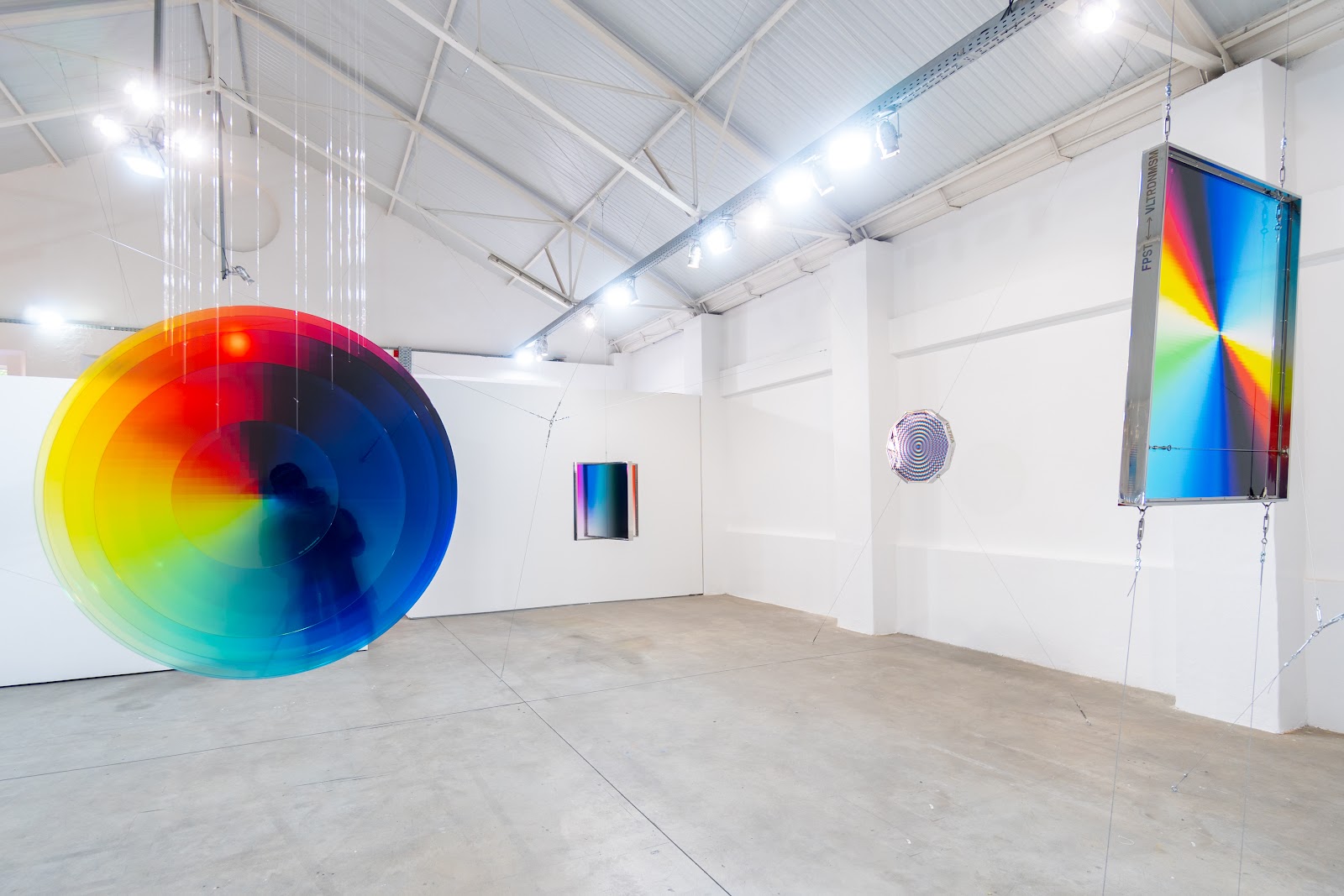 Perceptual Phenomena, Color Spaces, Structural Honesty — vista de sala (perceptual-phenomena-color-spaces-structural-honesty-2024-2.jpg)
