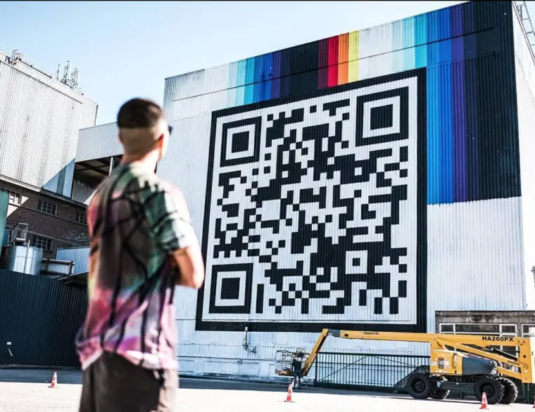 People with the Hasselt QR mural