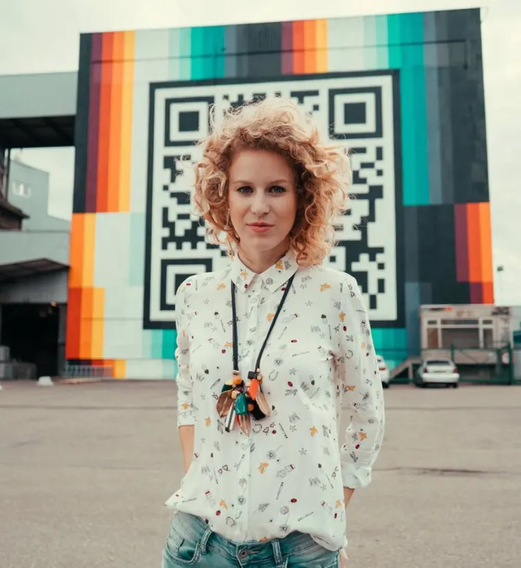 People with the Hasselt QR mural