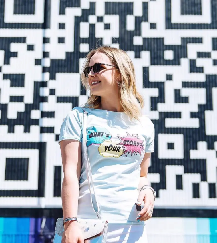People with the Hasselt QR mural