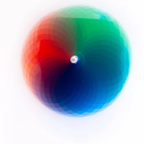 Subtractive Variability Kosmos 15: disco cinético de capas translúcidas en rojo, verde, cian y azul alrededor de un eje de aluminio