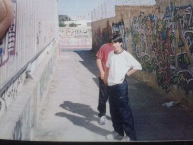 Torrevieja, finales de los noventa. El barrio como paisaje: los críos pasaban las tardes en la calle, y los muros eran parte de ella. Archivo temprano del estudio, sin fecha exacta.