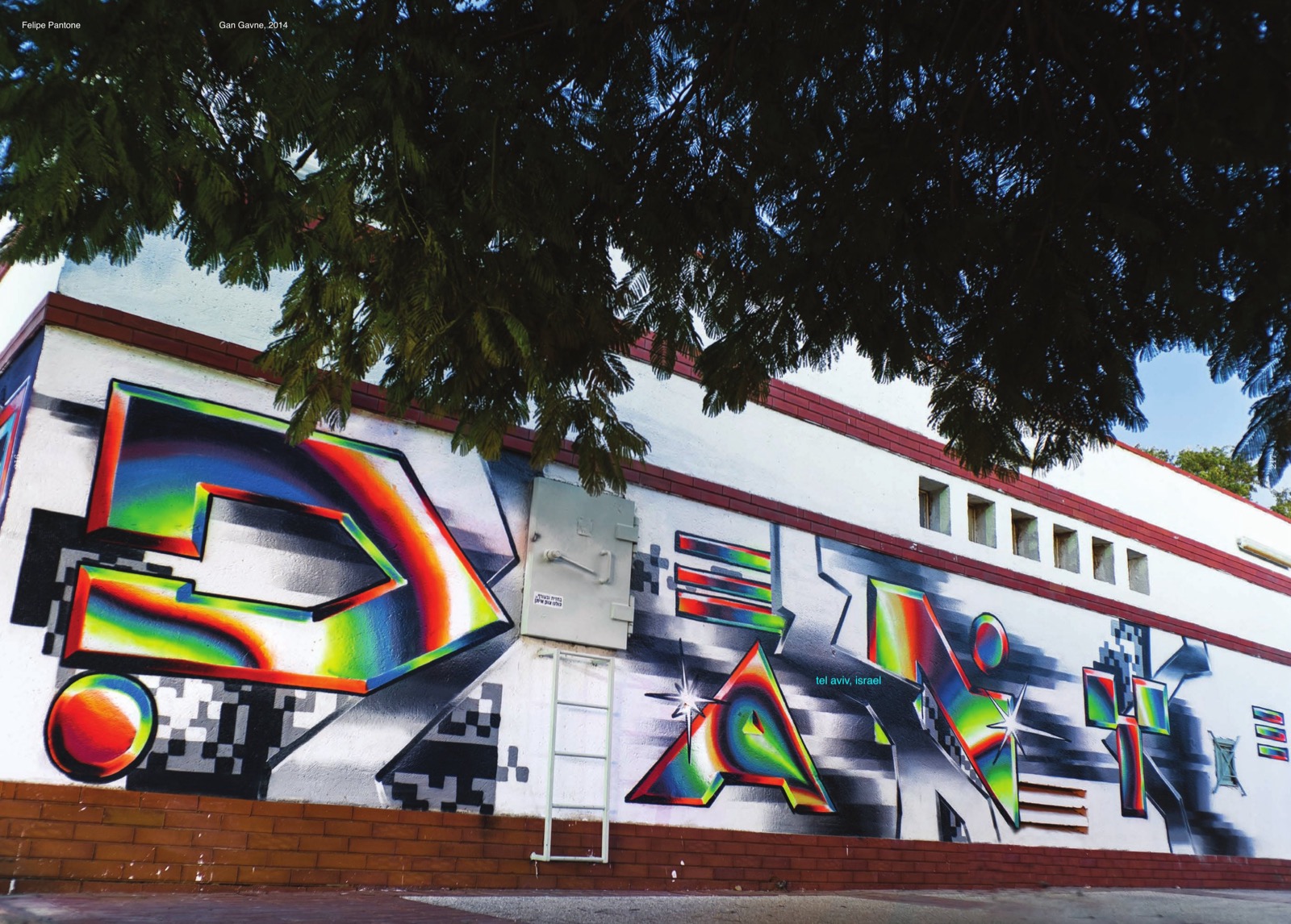 Cisjordania, 2014. Edificio blanco largo con PANT en gradiente térmico RGB y dameros de píxel: la primera pieza de gradiente cromático completo. Libro de graffiti (Beyond The Streets, WIP), pp. 216–217.