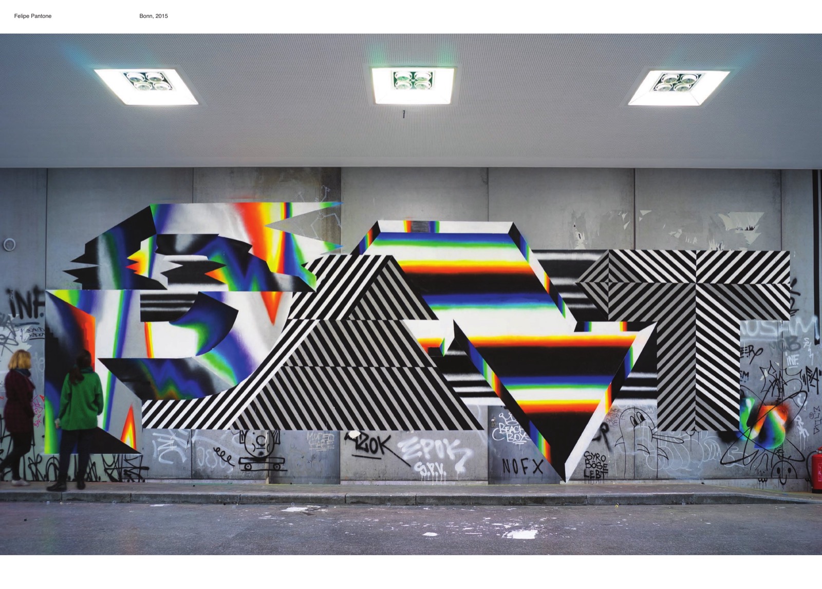 Bundeskunsthalle, Bonn, 2015. El alfabeto maduro en lo que parece un paso subterráneo: P con aberración cromática, A en dazzle, N espectral, T rayada. Libro de graffiti, pp. 294–295.