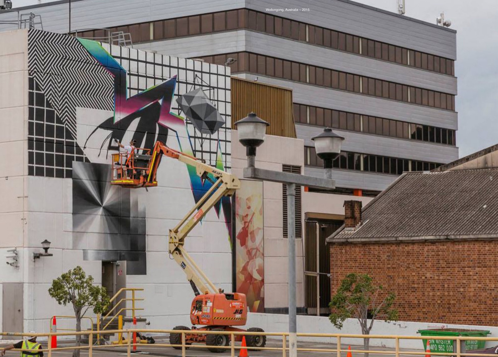 Wollongong, Australia, 2015. Desde la plataforma elevadora, pintando la fachada de Wonderwalls — primera vez pintando en Australia. Praesentia (2020).