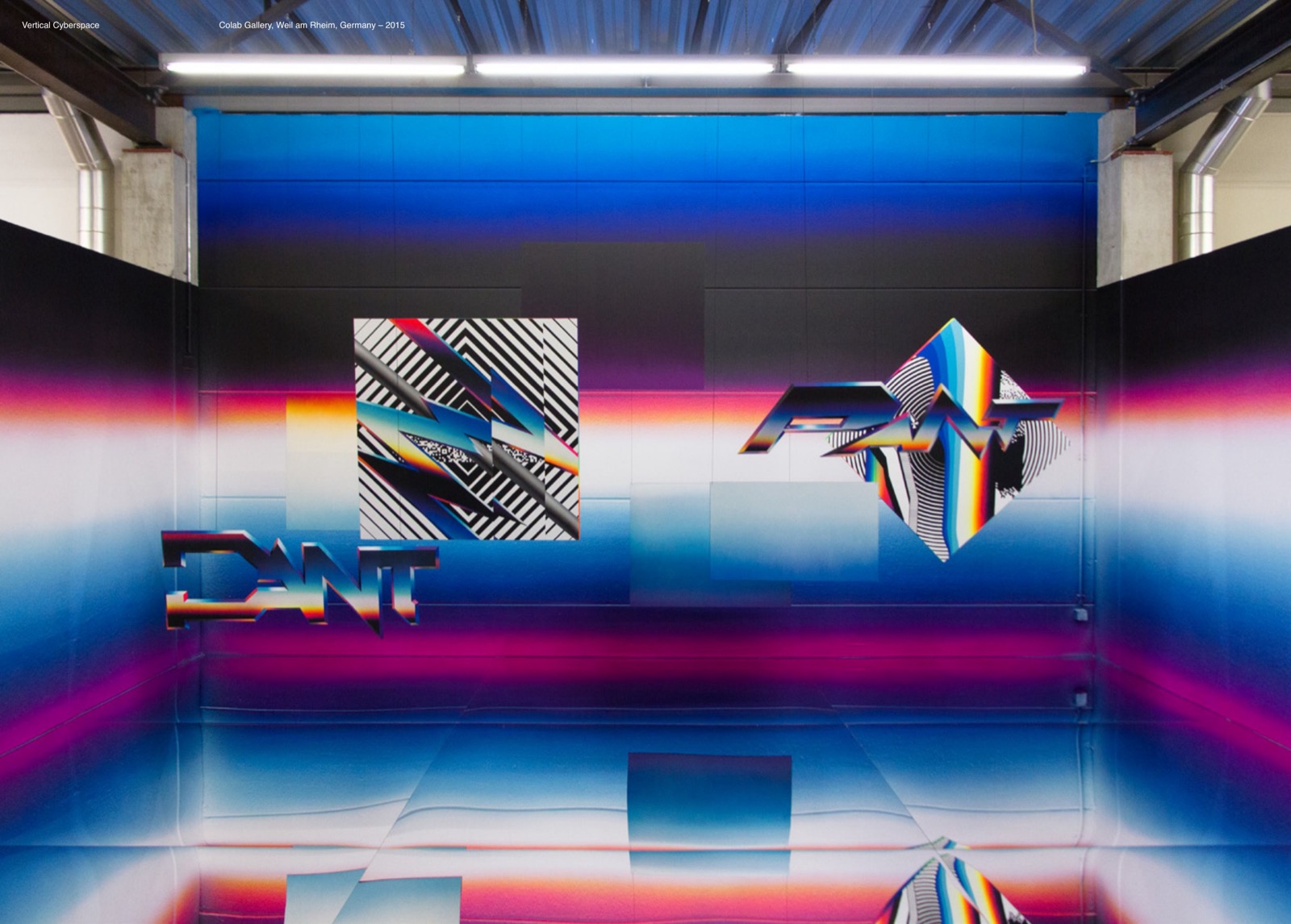 «Vertical Cyberspace», Colab Gallery, Weil am Rhein, 2015. Sala anamórfica transitable: horizontes en gradiente cian/magenta/naranja y letras PANT cromadas — el primer entorno. Praesentia (2020).