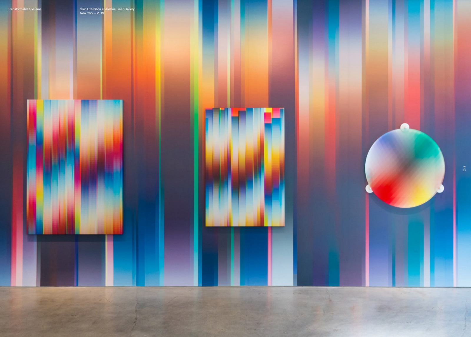 Transformable Systems, Joshua Liner Gallery, Nueva York, 2018. Entorno de degradados verticales a pared completa y obra circular rotatoria.