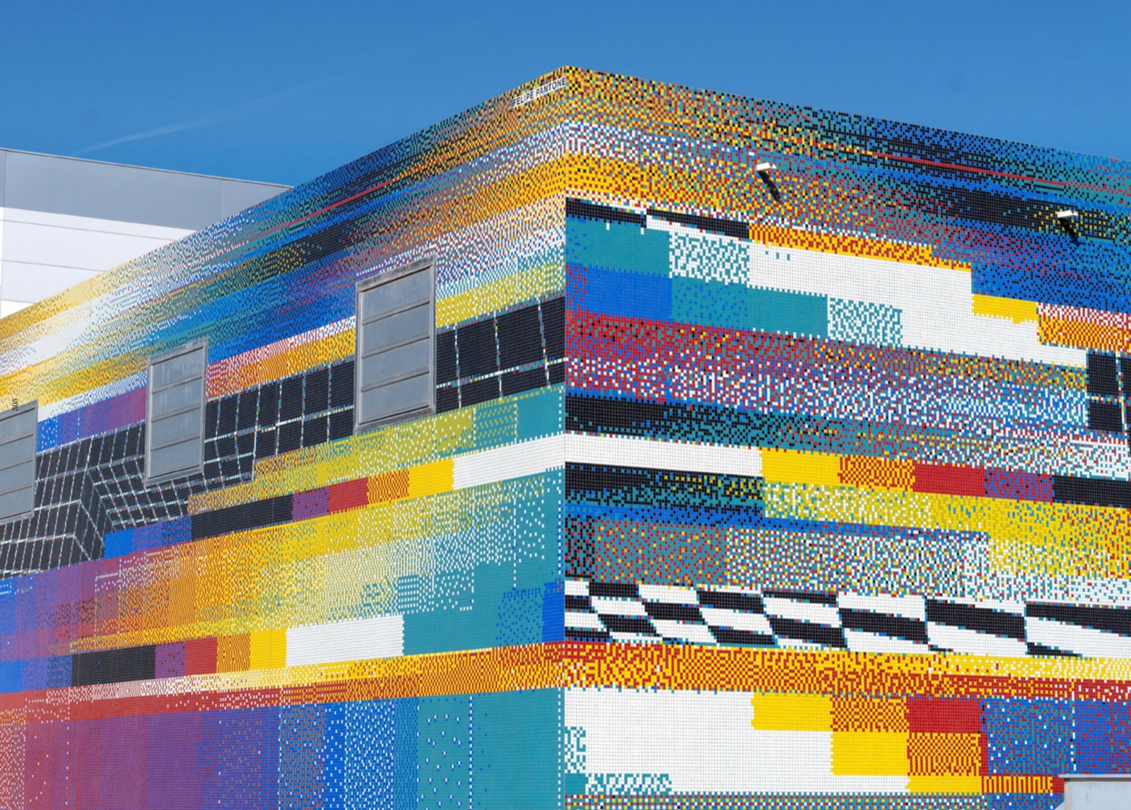 Chromadynamica (UPV mosaic facade), 2020 — PRAESENTIA (2020) · PDF 152 · esquina del mosaico, de cerca